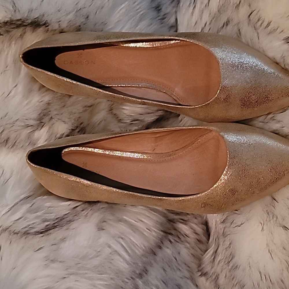 Caslon goldtone flat oumps
